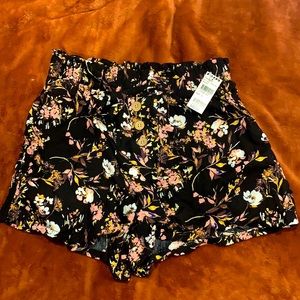 NWT!! Shorts floral pattern
